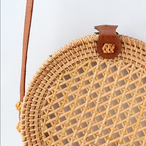 NWOT Lulu’s Tan Round Woven Rattan Purse - Picture 3 of 11